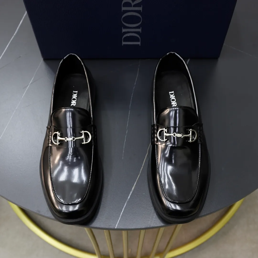 Ex-factory price: 540🙅‍♂️🙅‍♂️🙅‍♂️ Brand: Dior DIOR Standard code: Men's code 38/44 (45 can be customized) Grade: Same as the official website Material: Original cowhide stitching, cowhide lining, original TPU wear-resistant soft outsole Style categories: Leisure and sports version, footwear for driving, young fashion, European and American trends, British style Color: actual picture color